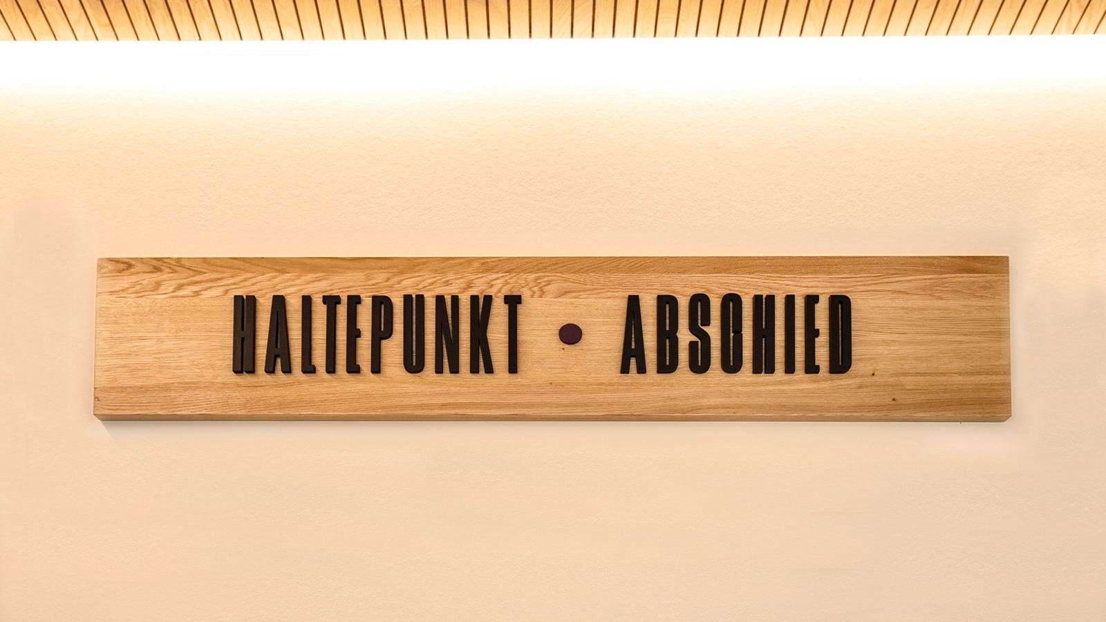 Haltepunkt Abschied – Holzschild